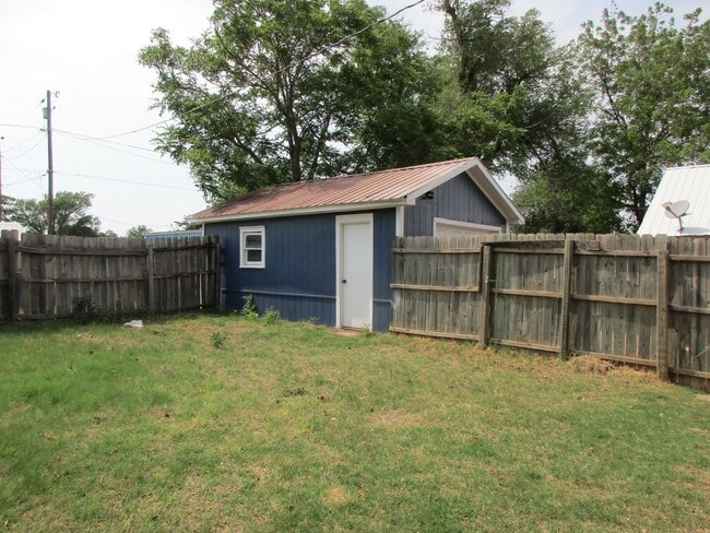 Building Photo - Cute Bungalow with a screened in front porch