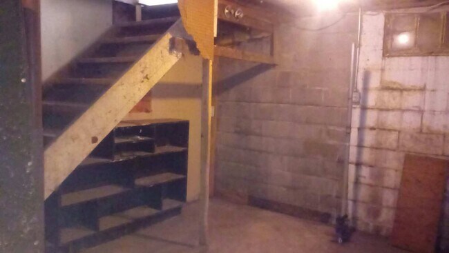 Building Photo - LEO  3 BR 1 Bath