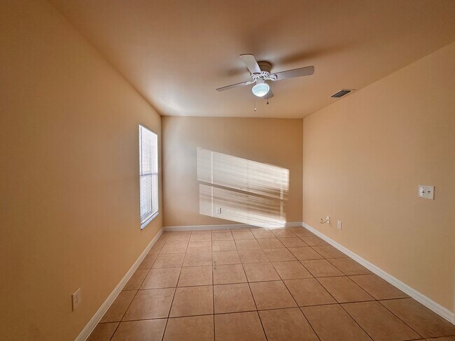 Building Photo - 906 SE 12th Terrace