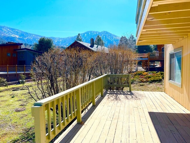 Building Photo - LARGE HOME WITH HUGE BONUS AREA