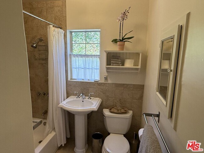 Building Photo - 314 W Aliso St