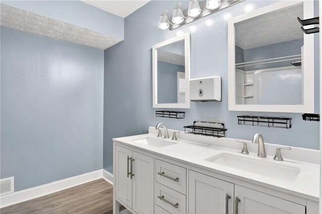 Building Photo - 808 Emerald Chase