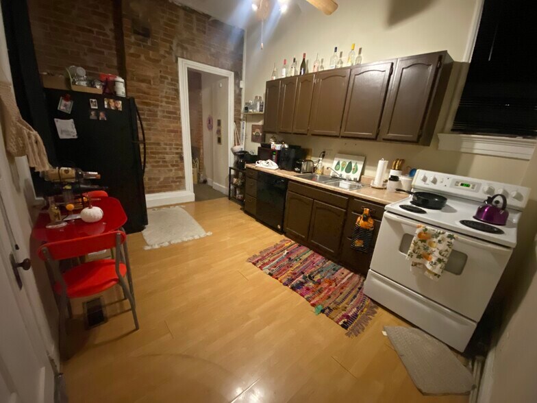 Building Photo - 256 Warner St