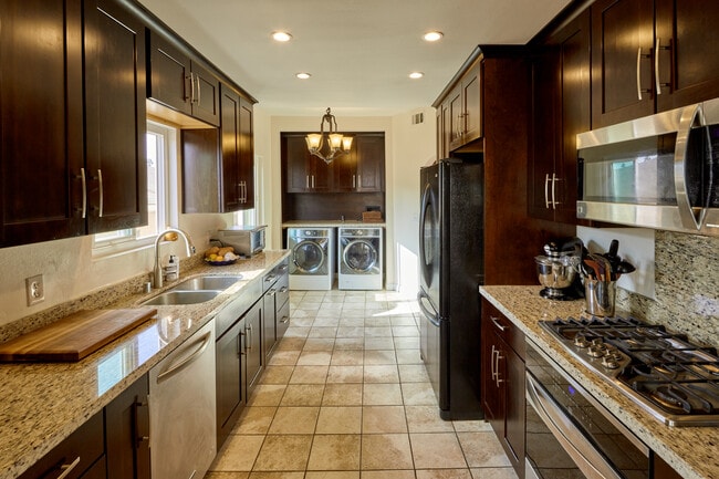 Building Photo - 817 10th St