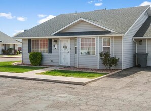 Building Photo - Charming Townhome Close to Shopping and Hospital