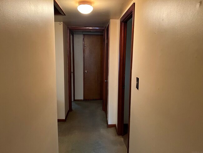 Building Photo - 909 Stratford Ave