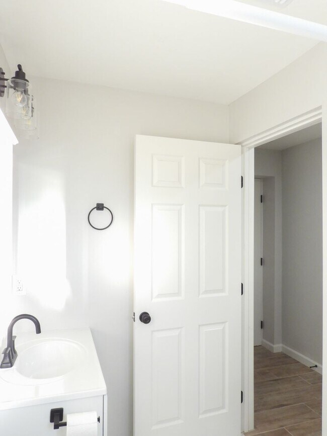 Building Photo - Close to Downtown 3 Bed 2 Bath with Fenced Backyard