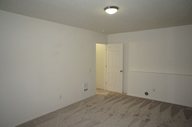 Building Photo - 2738 NW Kennedy Ct