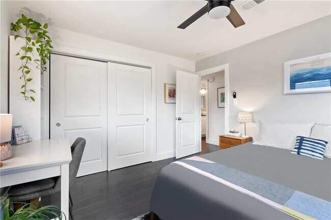 Building Photo - 4908 Rowena Ave