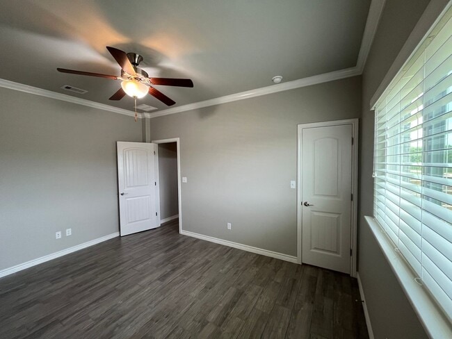 Building Photo - WALKING DISTANCE FROM OSO BAY WETLAND PRES...