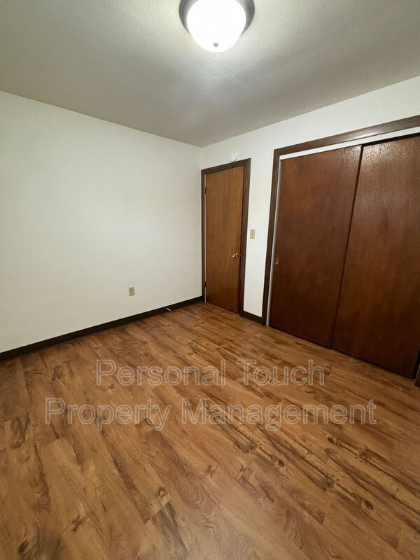 Building Photo - 132 6th Ave N