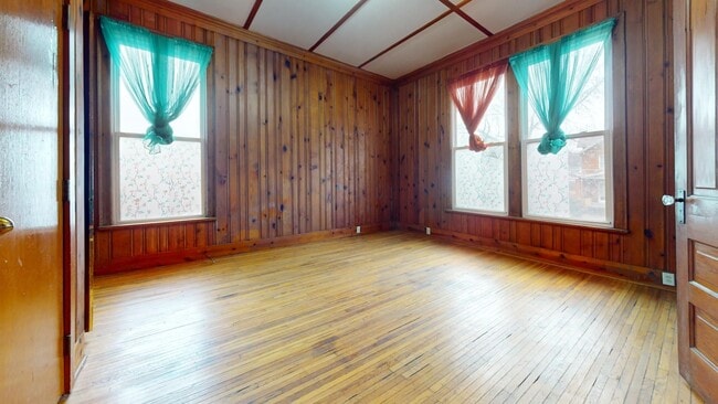 Building Photo - Huge House with Garage!