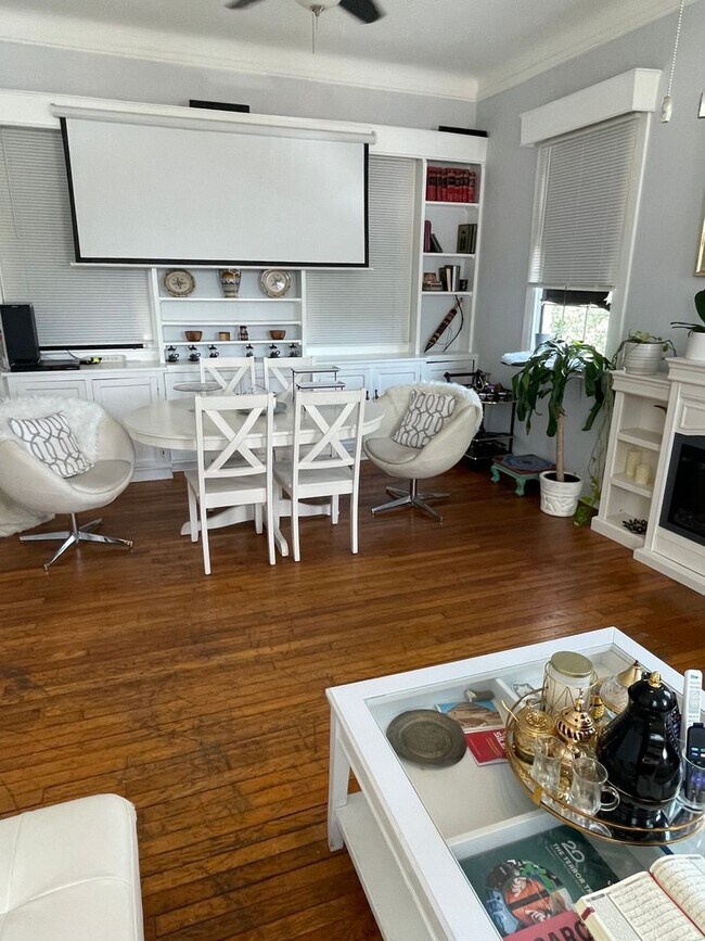 Building Photo - Gorgeous 3BD Apartment above commercial space ON MAPLE ST