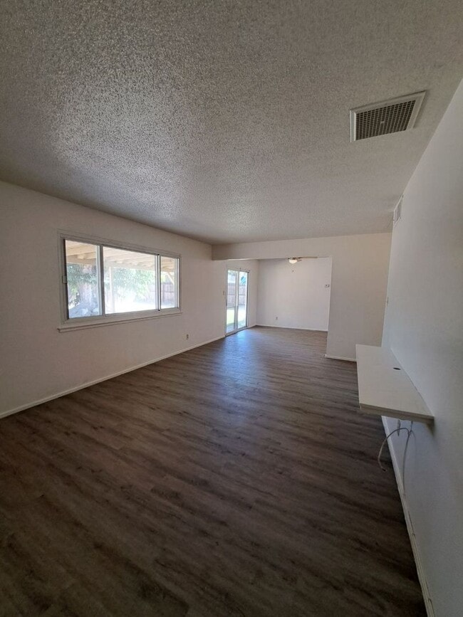 Building Photo - Amazing 3 Bedroom Home Near Cedar and Gett...