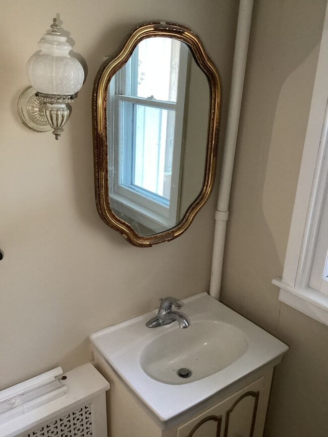 Building Photo - Two-Bedroom House