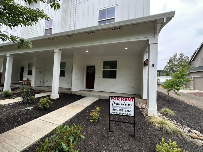 Building Photo - Beautiful Three Bedroom Townhome in Sustai...