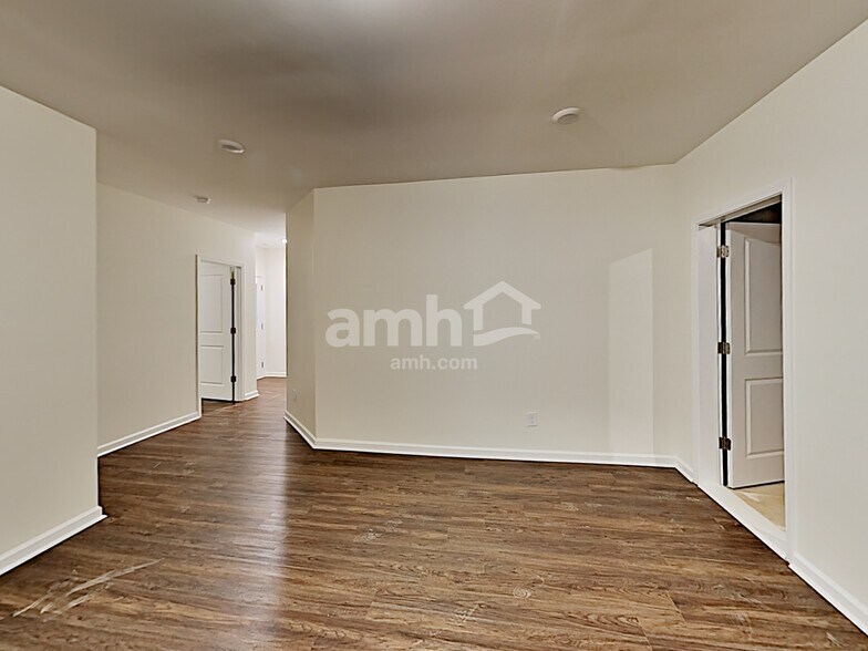 Building Photo - 148 Landsdown Xing