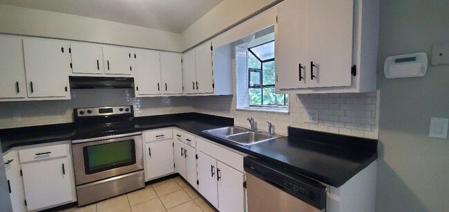 Building Photo - 2-Bedroom, 2-Bathroom Home, Orlando/Waterf...