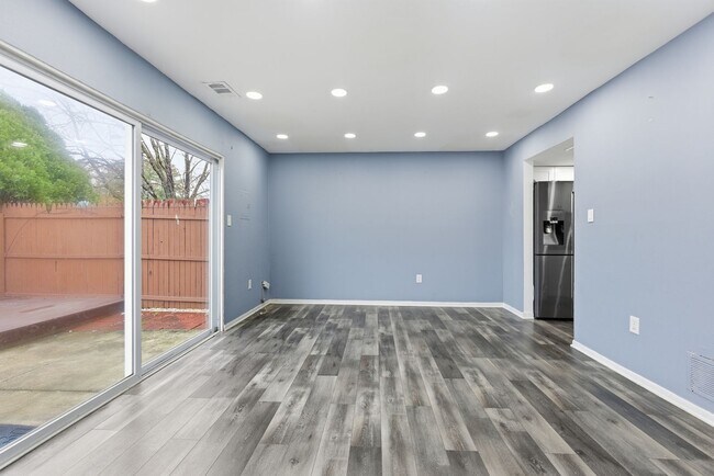 Building Photo - Lovely 3 BR/1.5 BA Townhome in Glen Burnie!