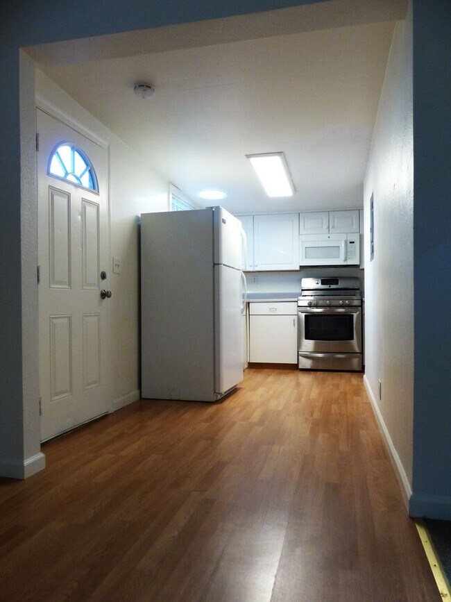 Building Photo - MON301