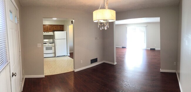 Building Photo - 2 Bedroom Shaler Townhouse with Garage
