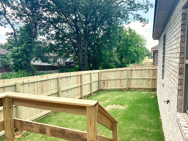 Building Photo - 312 Wolf Den Dr