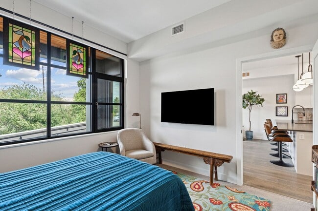 Building Photo - Hip Strip Furnished Condo in Reed Building $2,500 / Month - DATES NEGOTIABLE