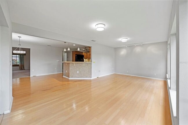 Building Photo - 8006 Oak Dr
