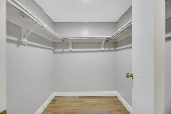 Building Photo - Renovated Downstairs 2 Bedroom Condo