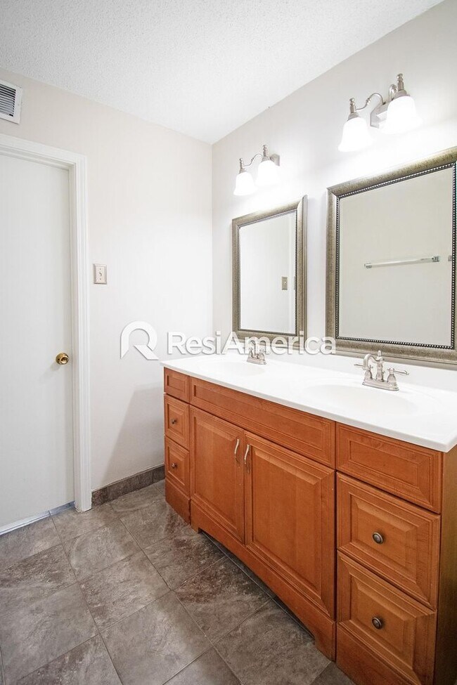 Building Photo - Newly Renovated 3/2 In Bartlett