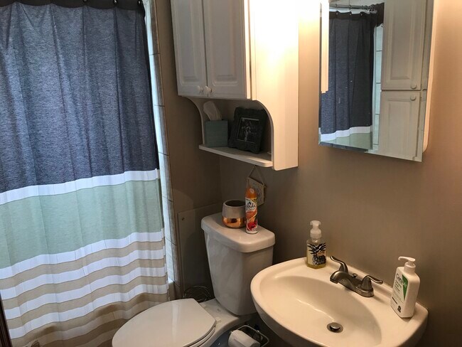 Building Photo - 1423 E 4th St