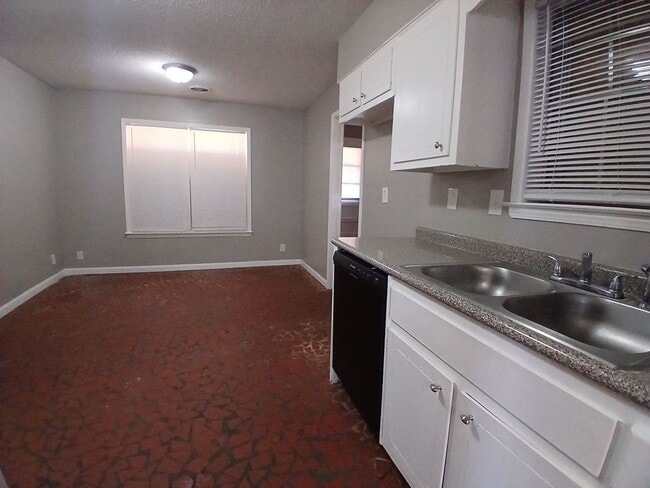 Building Photo - Spacious 4BR/2BA Home with Carport