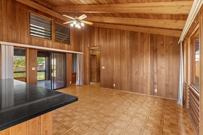 Building Photo - Three Bedroom Makaha Rental