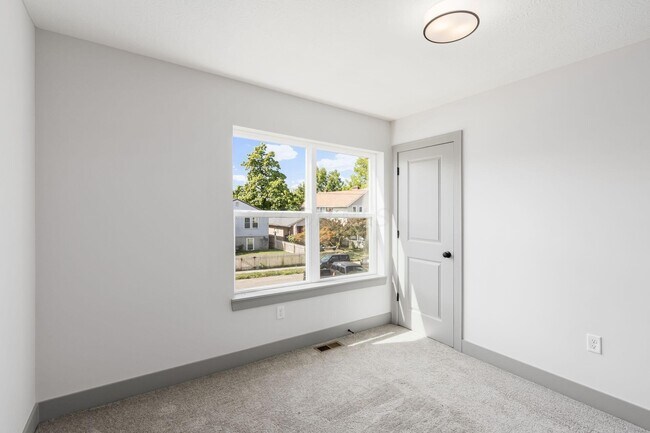 Building Photo - 858 E Starr Ave
