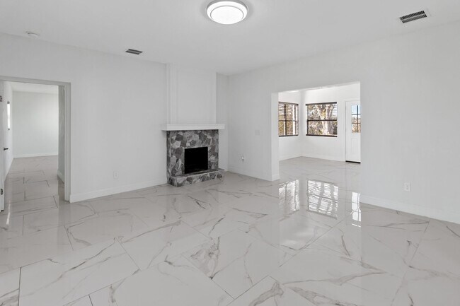 Building Photo - 4/3 Lakefront Home for Rent – 1 Acre – Near College Park & Downtown Orlando