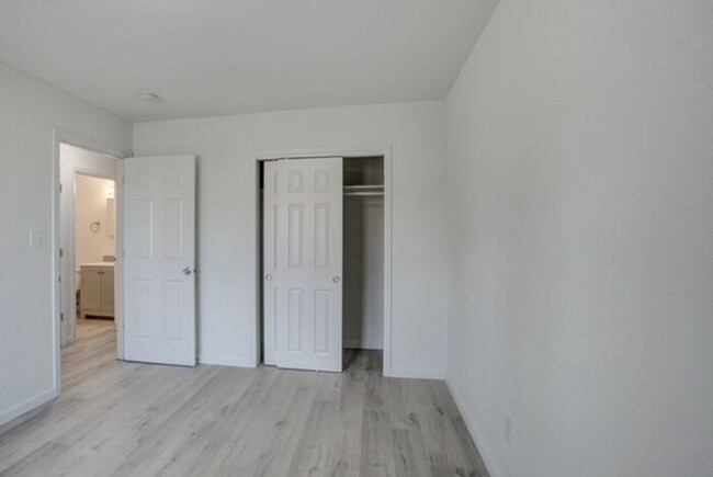 Building Photo - 2 bed 1 bath Fully Renovated Apartment in ...