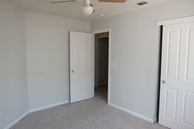 Building Photo - Beautiful 4 Bed/3 Bath Tracy Home with Pool and Fresh Paint