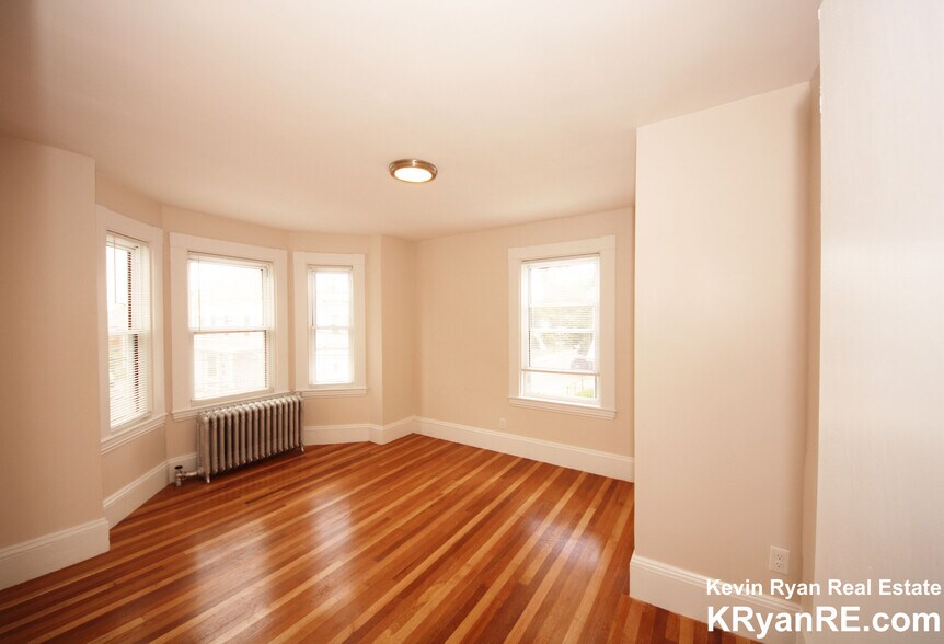 Building Photo - 93 Cushing St