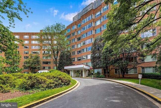Building Photo - 4000 Tunlaw Rd NW