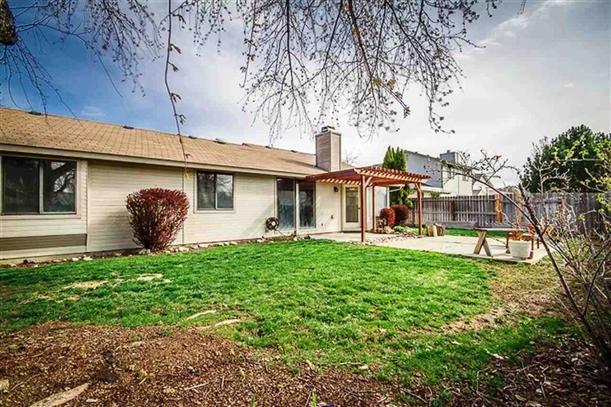 Building Photo - Charming Single Level Home with Open Floor...