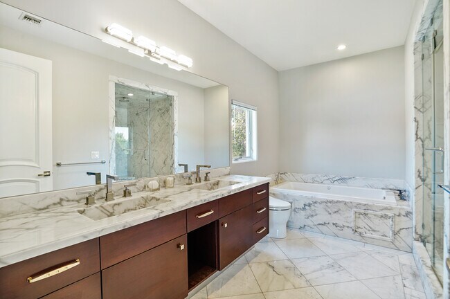 Guest bath with 2 sinks - 841 N Crescent Heights Blvd