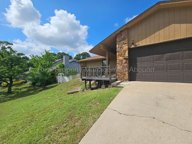 Building Photo - 18341 Woodcrest Ln