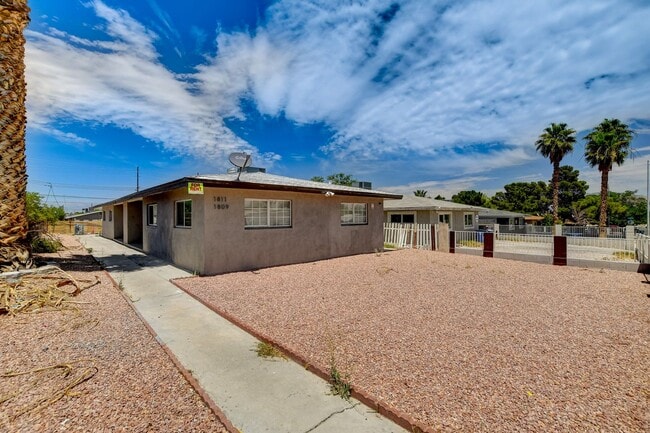Building Photo - Duplex located in a Central Area of Las Vegas
