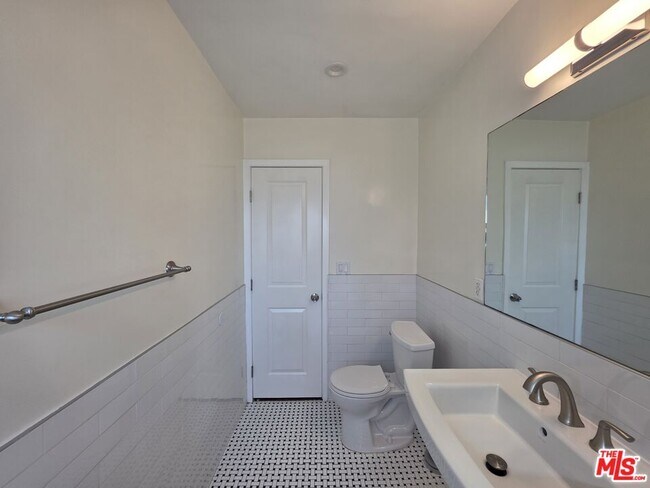 Building Photo - 102 Gaviota Ave