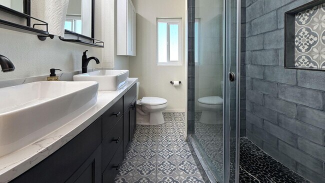 Building Photo - 1054 W Clifton Ave