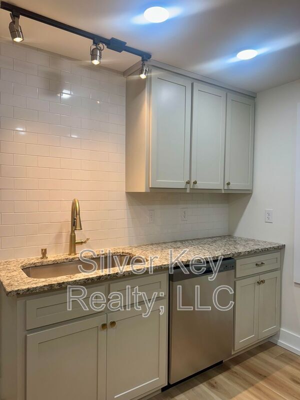 Building Photo - 2113 W Madison Ave