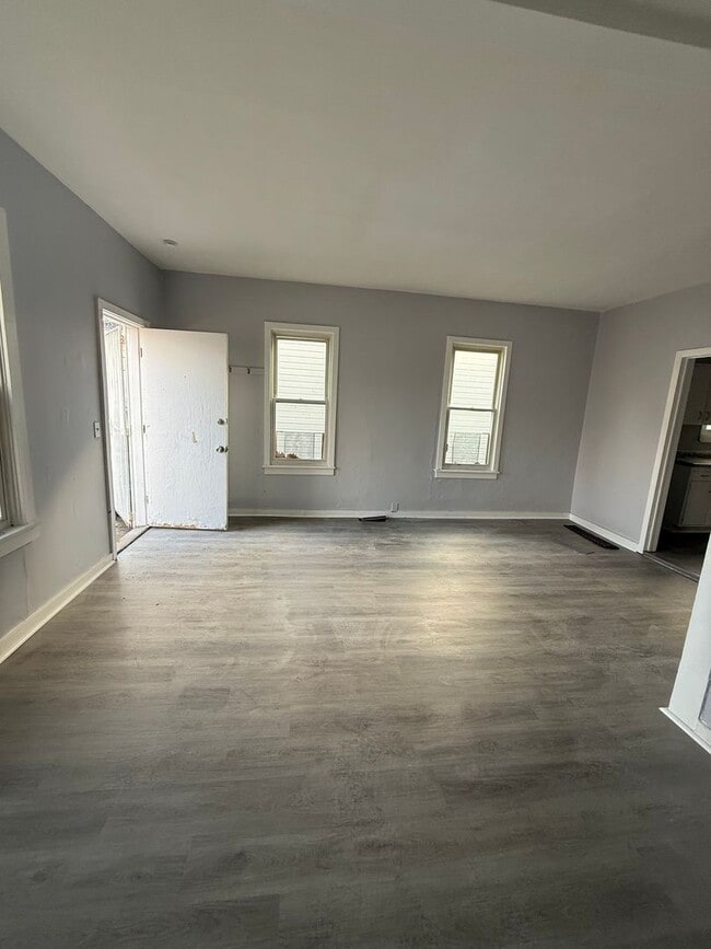 Building Photo - 3bd Single Harvard/E 55 Cash Pay/Section 8