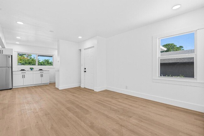 Building Photo - 230 SW 6th Ave