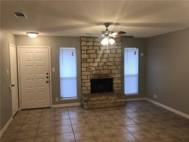 Building Photo - 1750 Horseshoe Cir