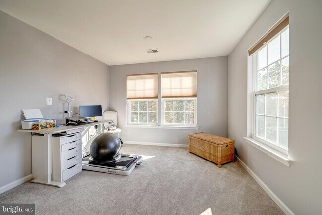 Building Photo - 25850 Clairmont Manor Square
